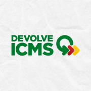 Arte gr&aacute;fica contendo o logotipo do Devolve ICMS, com a escrita "Devolve ICMS" com o lettering Devolve em cima e ICMS na linha de baixo. Ao lado das letras, h&aacute; um emblema verde em formato de meio c&iacute;rculo com uma flecha e duas pontas de flecha, nas cores vermelha e amarela, que seguem o formato da flecha principal
